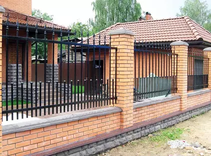 Кованый забор с кирпичными столбами ЗКС-01