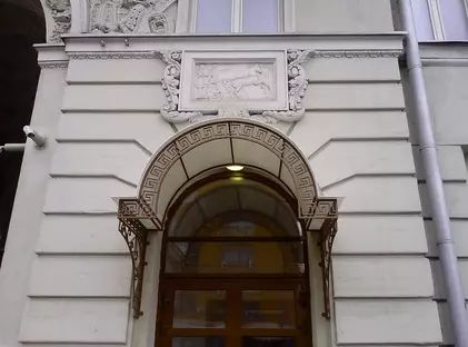 Кованый козырёк над крыльцом "Греческий" с поликарбонатом КЗ-75