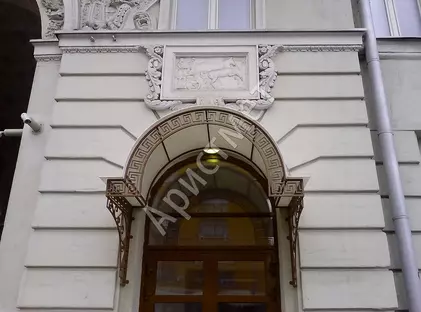 Кованый арочный козырек на садовом кольце напротив Мин.Сельхоза с монолитным поликарбонатом КЗ-32