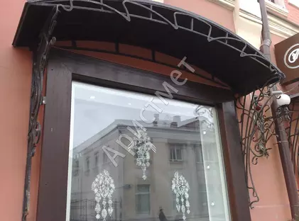 Козырёк из металла над витриной магазина КЗ-55