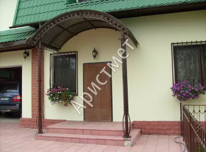 Кованый арочный козырек над крыльцом с коваными столбами и поликарбонатом КЗ-02