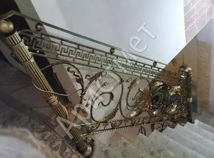 Кованое сварное ограждение с золотым столбом Л-61