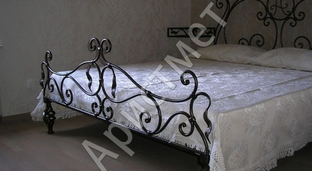 Кованая кровать с черной покраской КР-09 70820