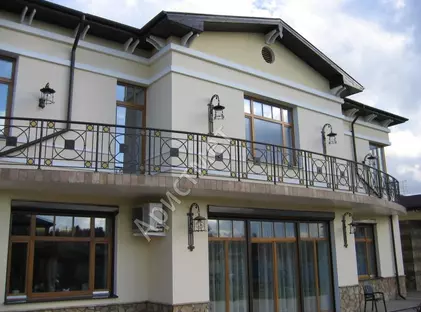 Кованый балкон с витражными стеклами БК-52