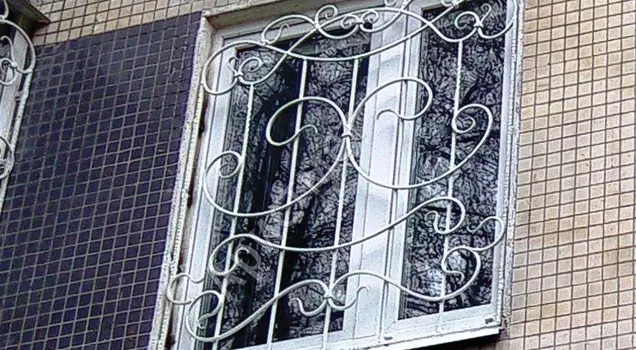 Кованая решётка на окно с узором 