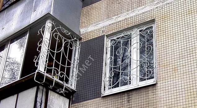 Кованая решётка на окно с узором 