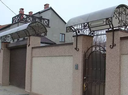 Кованые козырьки над воротами и калитками КВК-02
