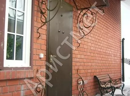Кованый арочный козырек из поликарбоната в стиле «Русский Модерн» КЗ-43