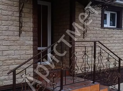 Кованый металлический козырек над крыльцом с классическим узором КЗ-67