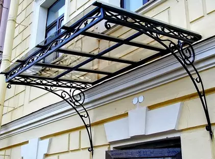 Кованые козырьки над магазином КМ-04