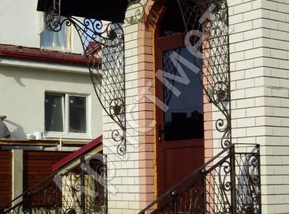Кованый козырёк с ажурными боковыми вставками КЗ-98