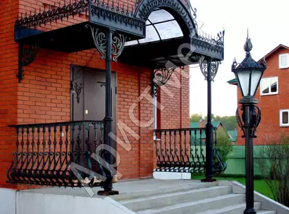 Кованый козырек в стиле «Ампир» с поликарбонатом КЗ-03