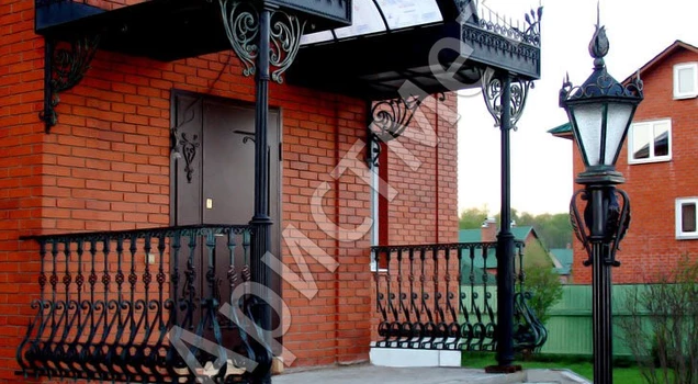 Кованый козырек в стиле «Ампир» с поликарбонатом КЗ-03 149435