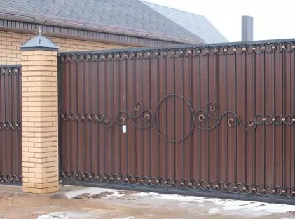 Кованые откатные ворота с калиткой ОК-05