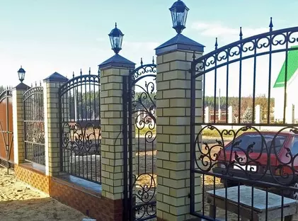 Кованый забор с кирпичными столбами ЗКС-06