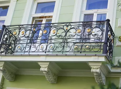 Кованые балконные ограждения с патиной золотом в стиле модерн СМ-06