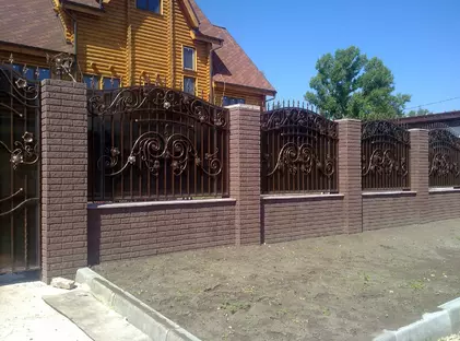 Кованый кирпичный забор КЗ-07