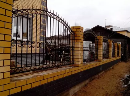 Кованый забор с кирпичными столбами ЗКС-07