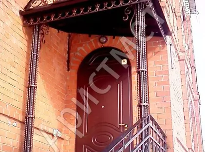Кованый угловой козырек с коваными столбами КЗ-09