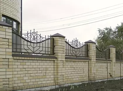Кованый кирпичный забор КЗ-08