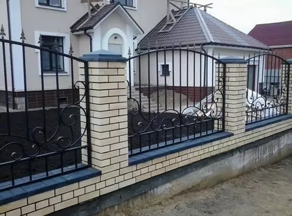 Кованый забор с кирпичными столбами ЗКС-08