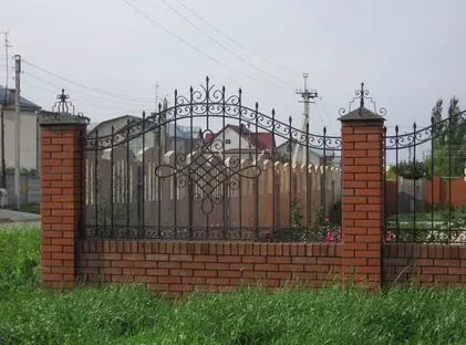 Кованый забор с кирпичными столбами ЗКС-09