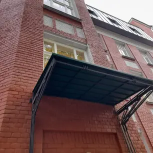 Кованый Односкатный Козырек В Геометрическом стиле. 3 Козырька установлены на Боткинскую больницу