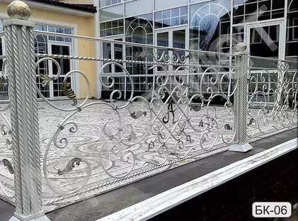 Кованое ограждение для балкона в стиле «Ампир» с золотой патиной БК-06