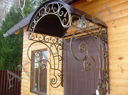Кованый козырек над крыльцом с металлическим верхом в классическом стиле КЗ-28