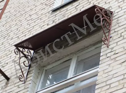 Кованый металлический козырек над окном односкатный КЗ-31