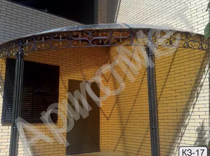 Угловой кованый навес с поликарбонатом с коваными столбами КЗ-17